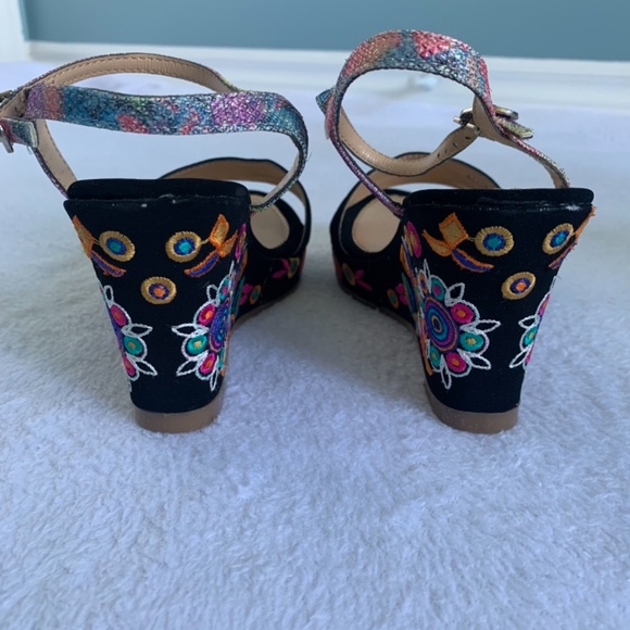 Embroidery wedges - Picture 3 of 5